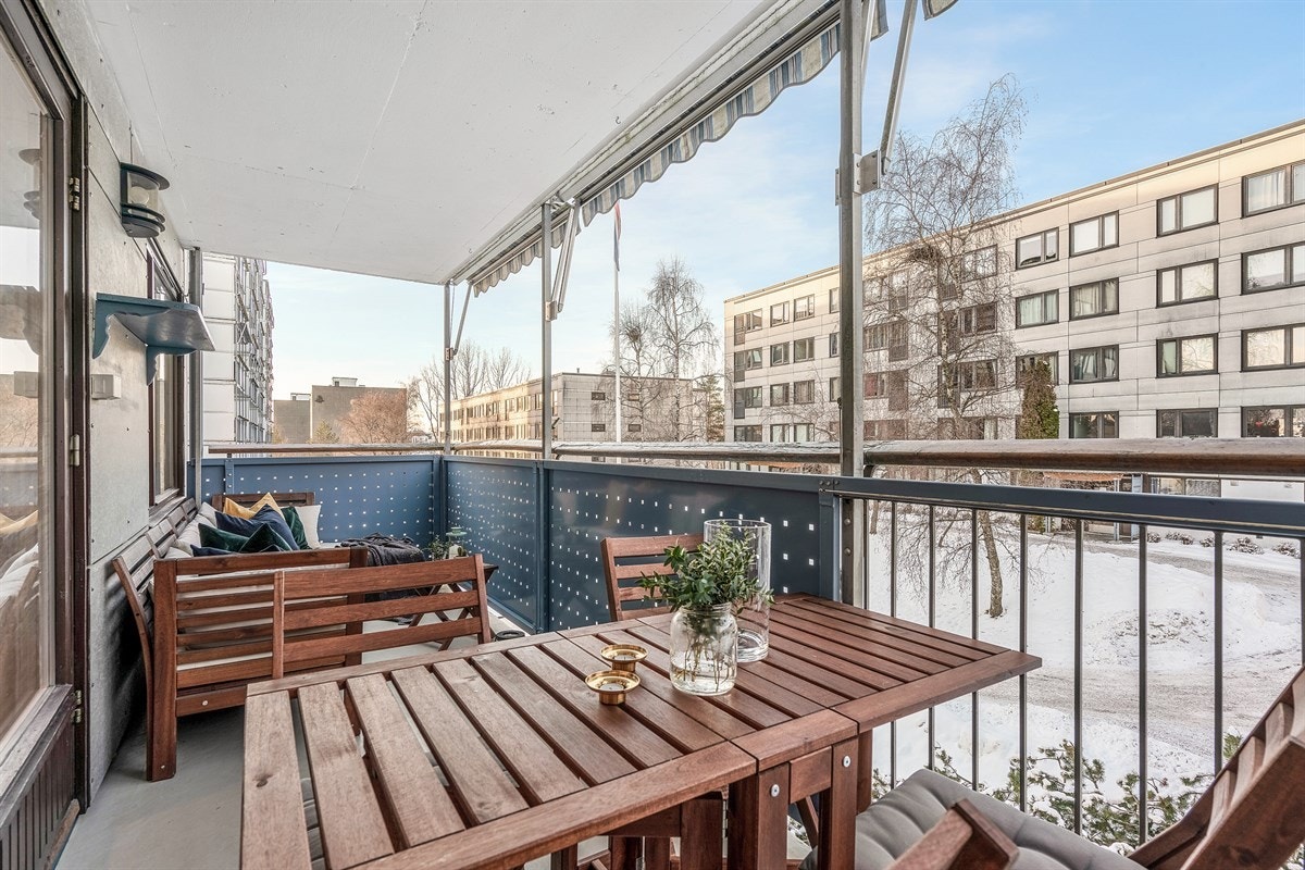 Balkongen er ca. 11 kvm og det er god plass til å møblere med utemøbler og grill Galleribilde