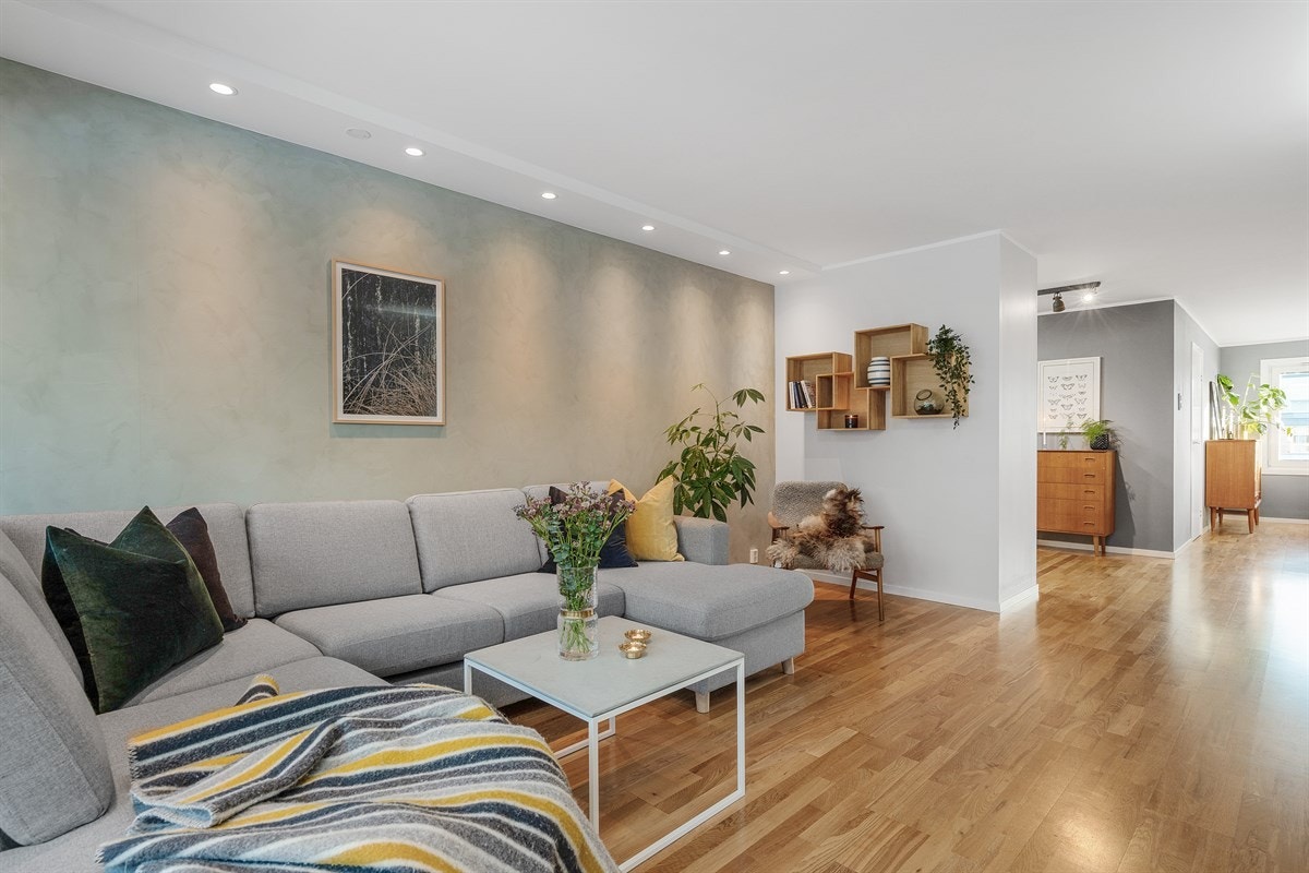 Leiligheten er gjennomgående og de store vindusflatene slipper inn rikelig med naturlig lys Galleribilde