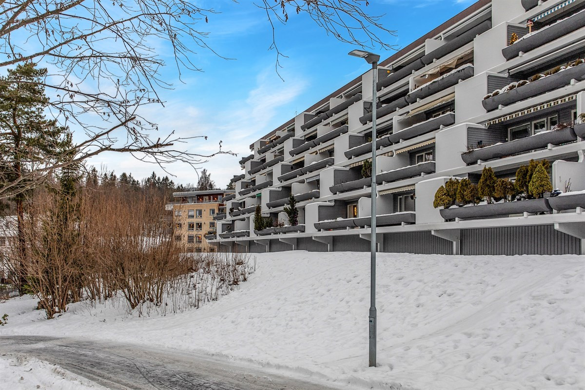 Lys og romslig selveierleilighet i høy første etasje (2.rad balkonger) med trappefri adkomst og garasjeplass