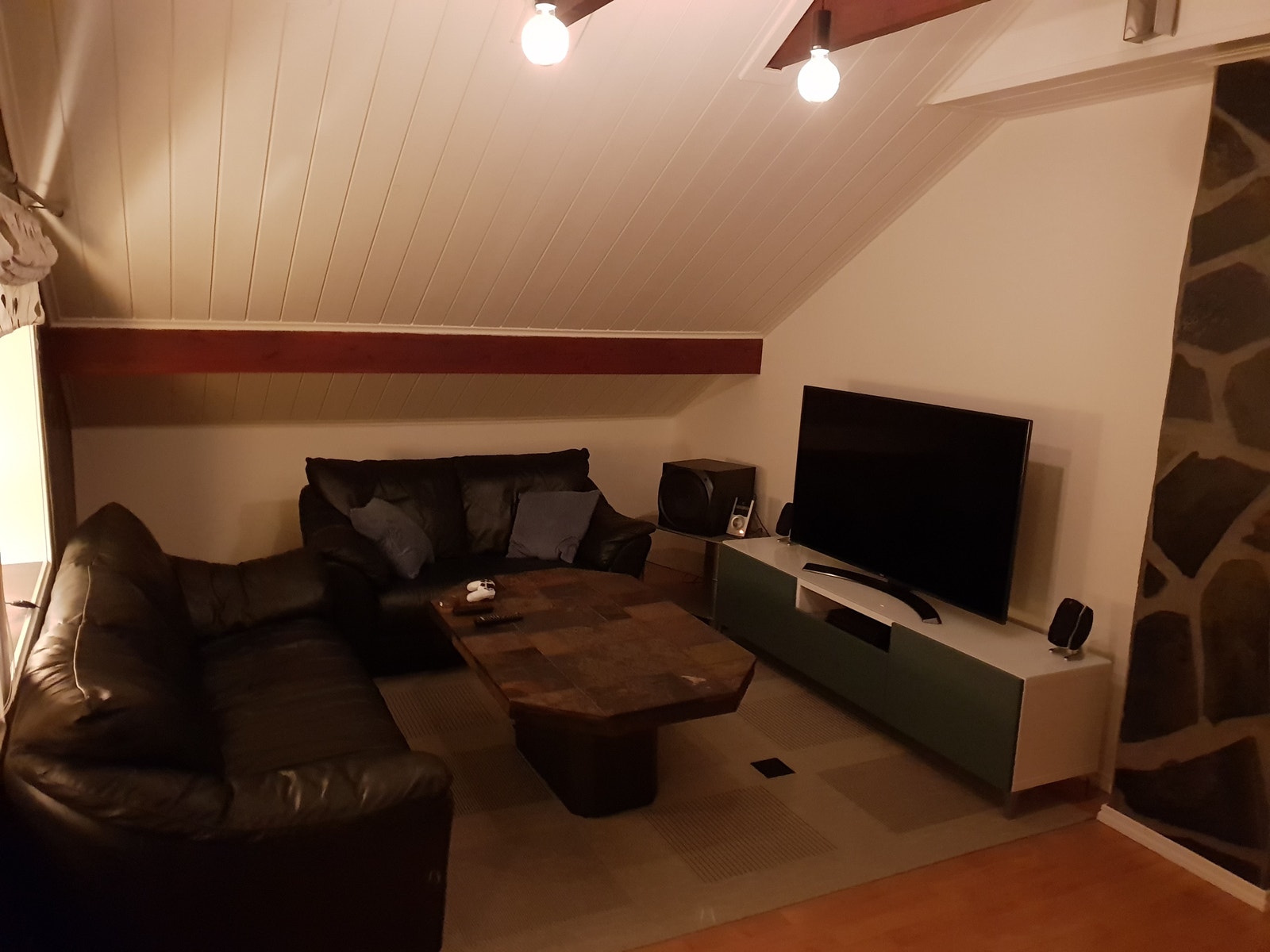 TV benk, TV og stereo følger ikke med. Benk er 1,80 lang Galleribilde