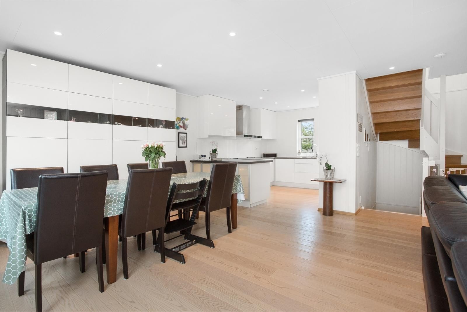 Fra stue mot delvis åpent kjøkken Galleribilde