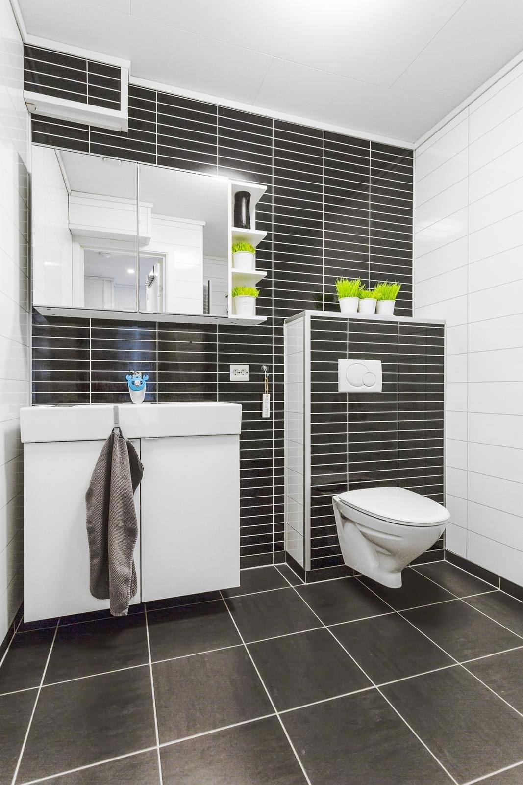 Dusjbad med wc i 1. etasje Galleribilde