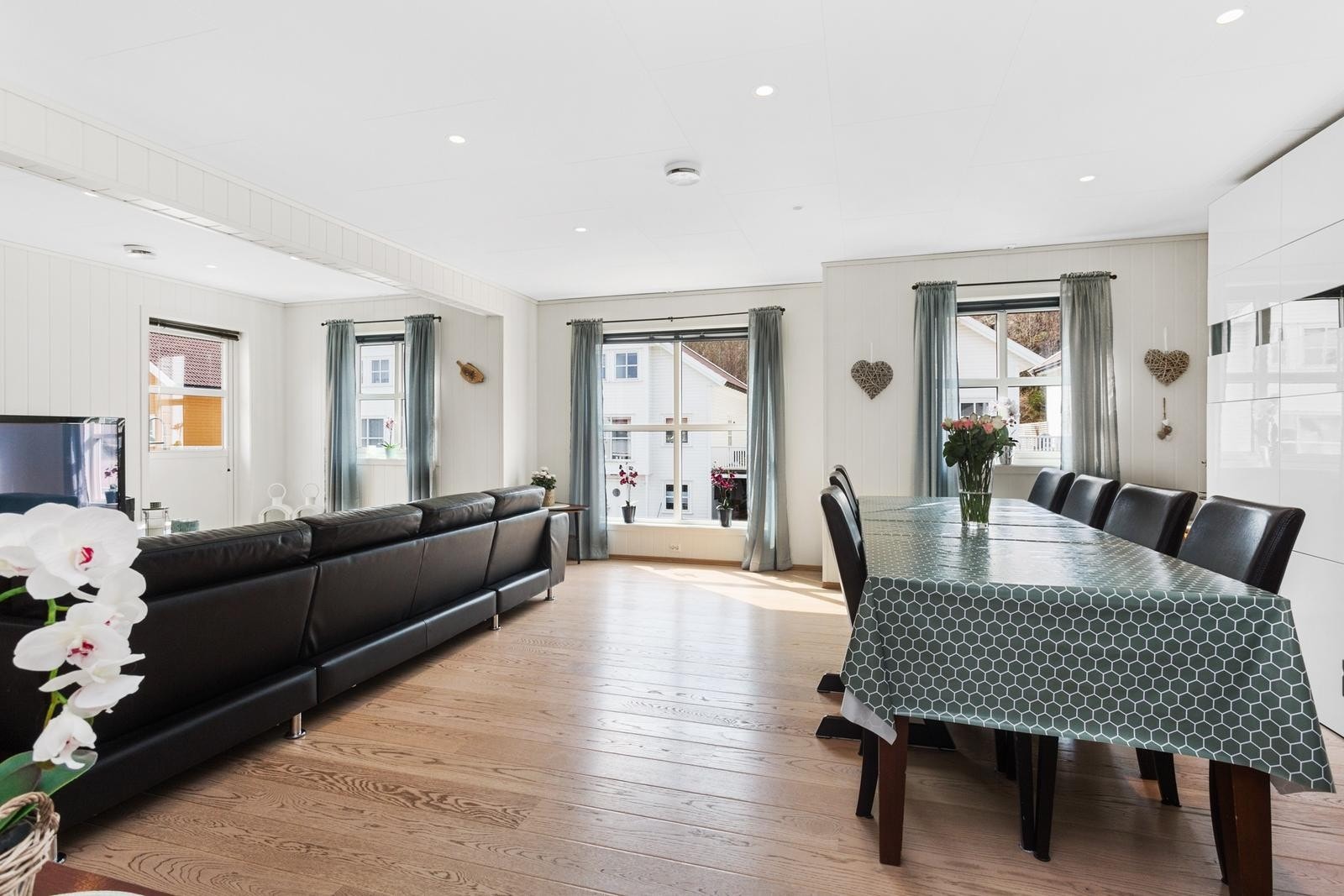 Plass både til sofa- og spisegruppe Galleribilde