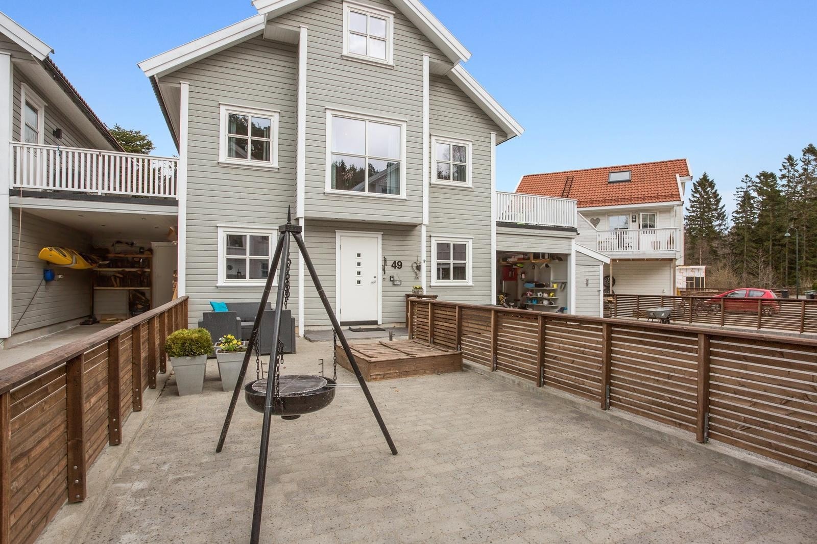 Fasade med opparbeidet tomt og carport Galleribilde