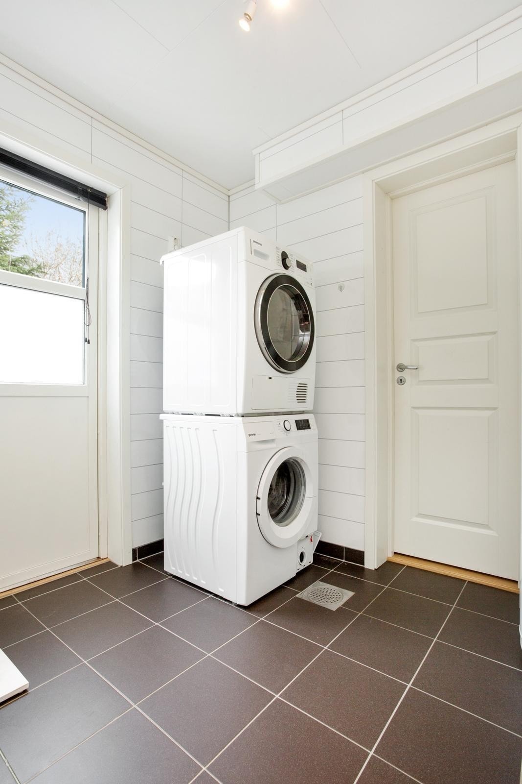 Vaskerom med direkte utgang til tomten Galleribilde