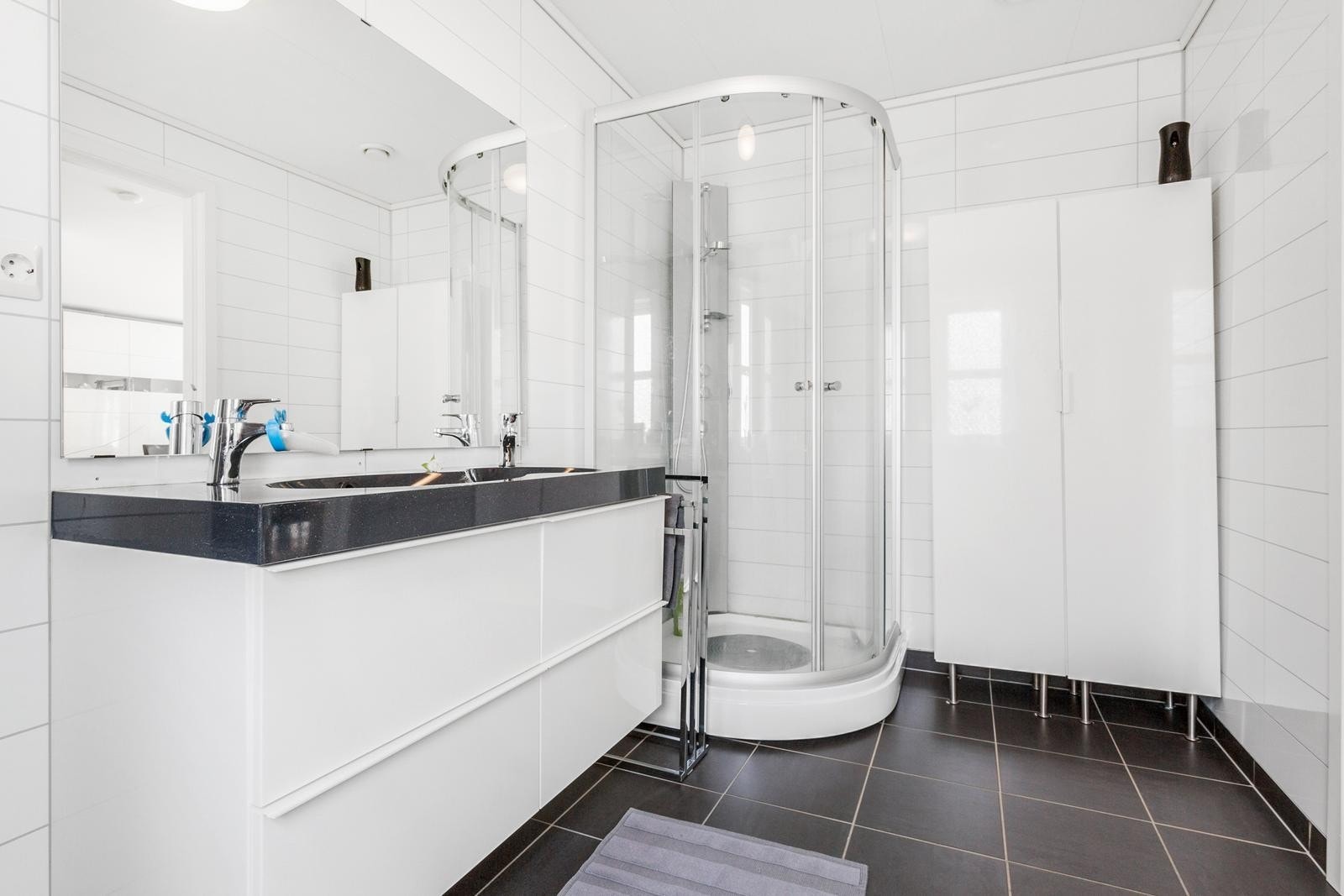 Dusjbad med wc i 2. etasje Galleribilde