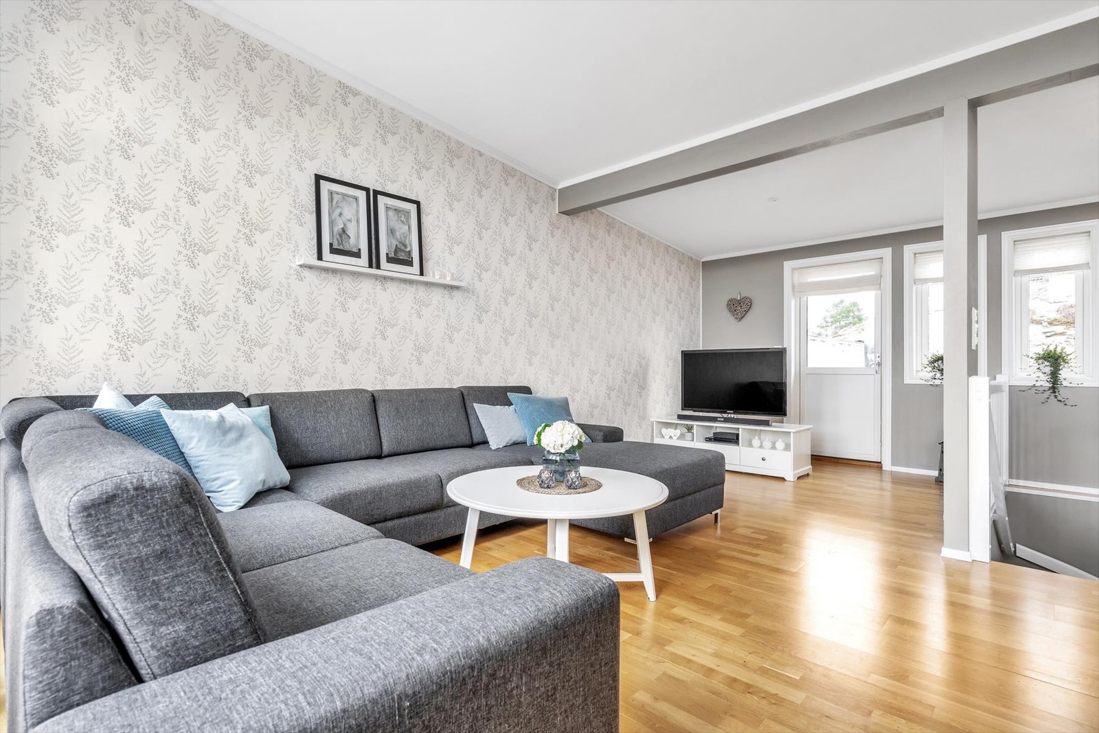 Stuen er utvidet hvor det tidligere var et soverom. Dette kan lett tilbakeføres med en lettvegg. Galleribilde