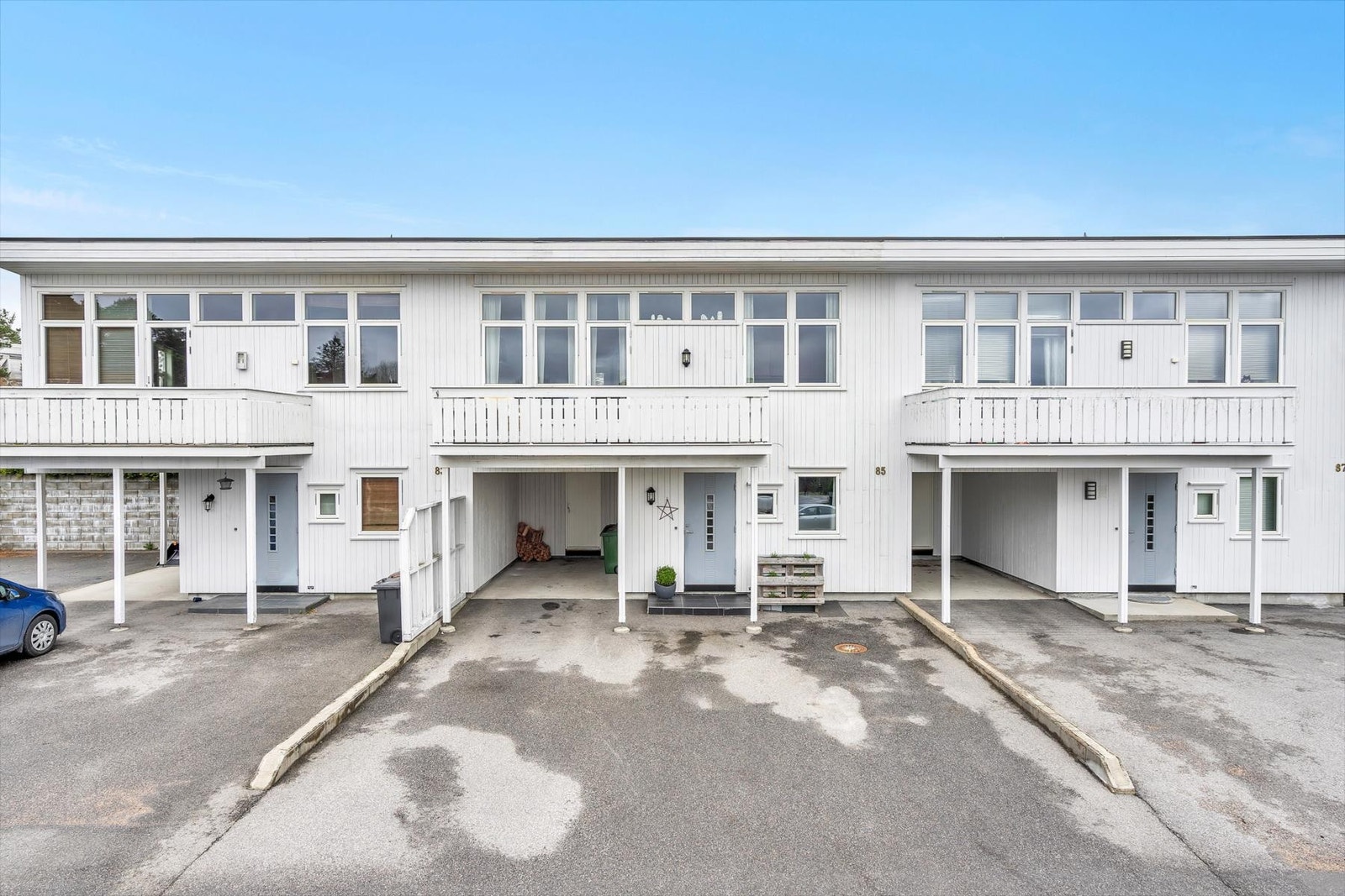 Carport med bod og solrike uteplasser på begge sider av boligen. Galleribilde