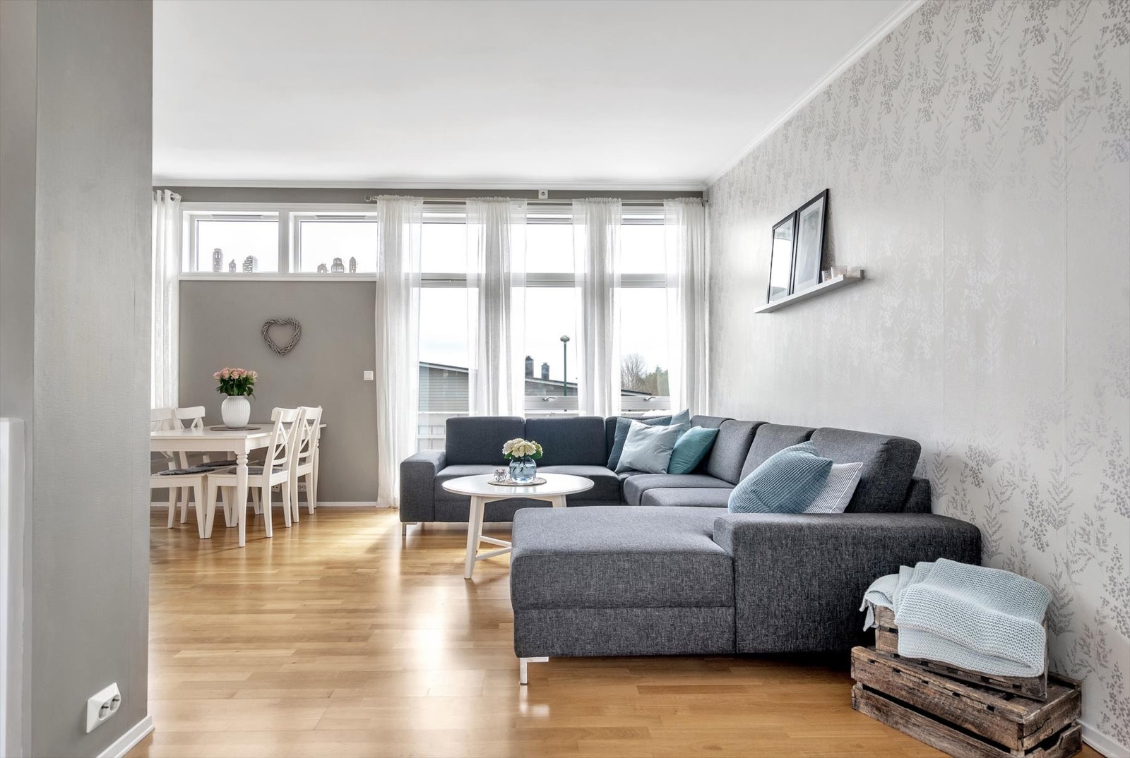 Stuen har utgang til veranda på fremsiden av boligen og en stor terrasse på baksiden. Galleribilde