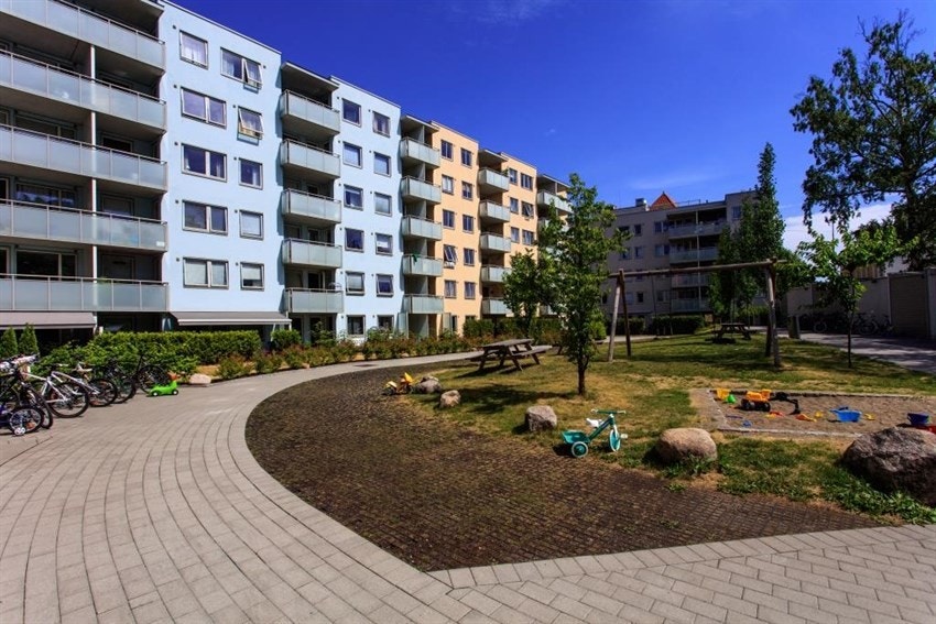 Gårdsplassen i sameiet er pent opparbeidet. Galleribilde