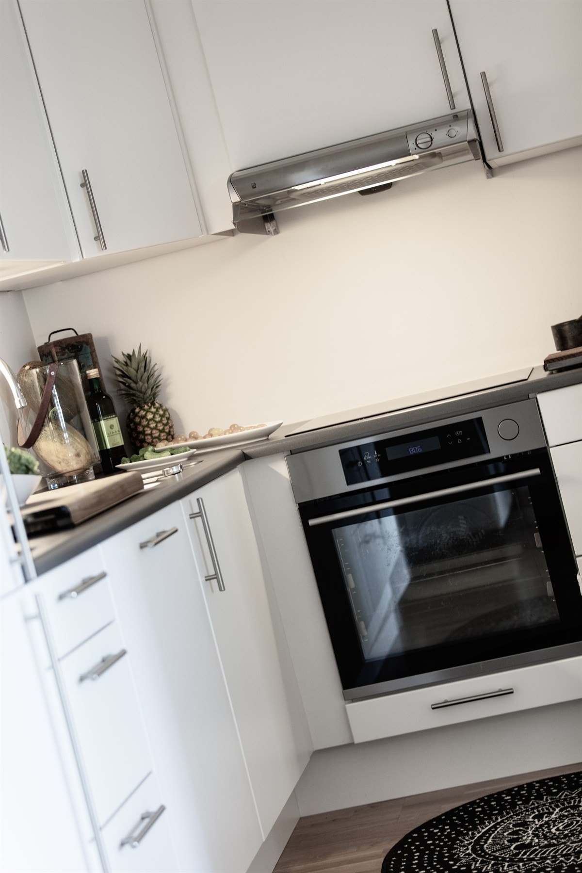 Godt med skap- og benkeplass. Galleribilde