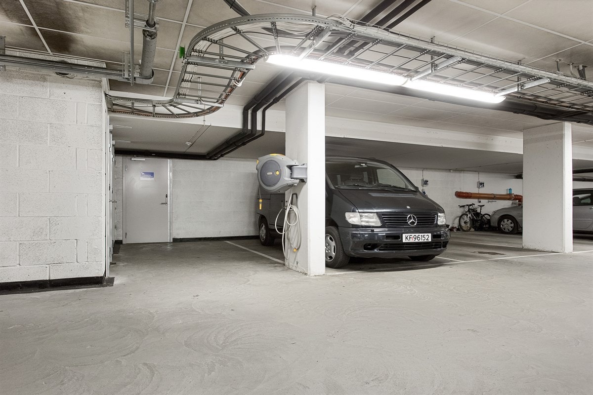 Egen, romslig garasjeplass i felles avlåst garasjeanlegg ved inngangsdør. Heis til leilighetsplanet. Galleribilde