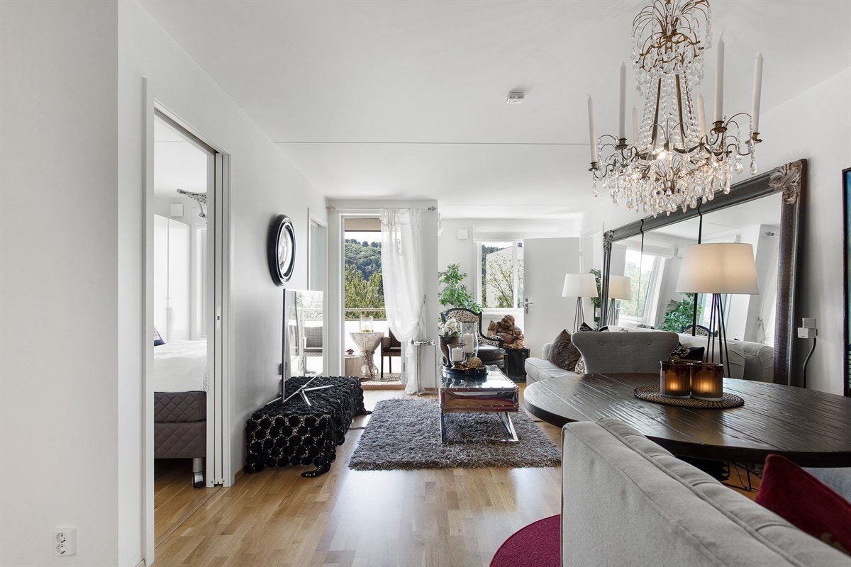 Leilighetens stue i hoveddel er lys og luftig med rikelig med lysinnslipp. Galleribilde