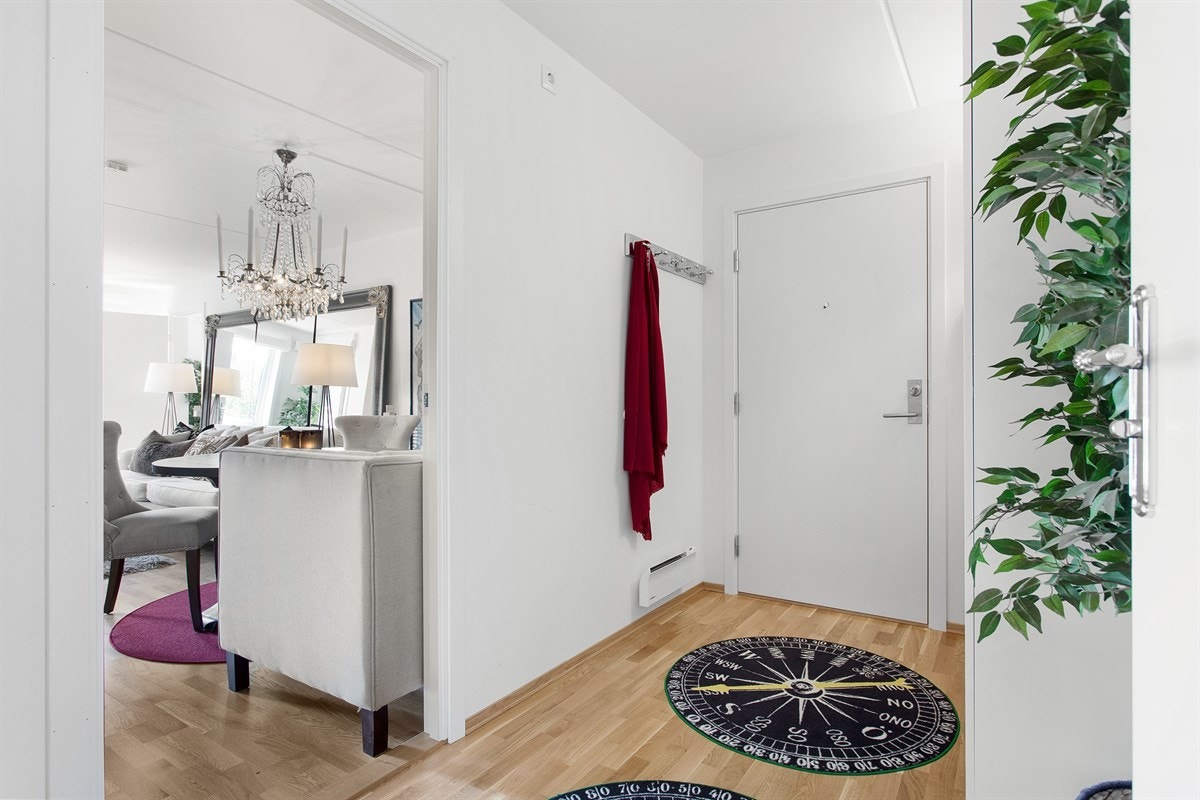 Stor og luftig entré med god oppbevaringsplass. Galleribilde