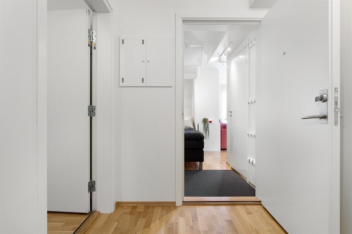 Leilighetens fellesentre med lydisolerte dører til hoveddel og tilleggsdel og romslig bod Galleribilde