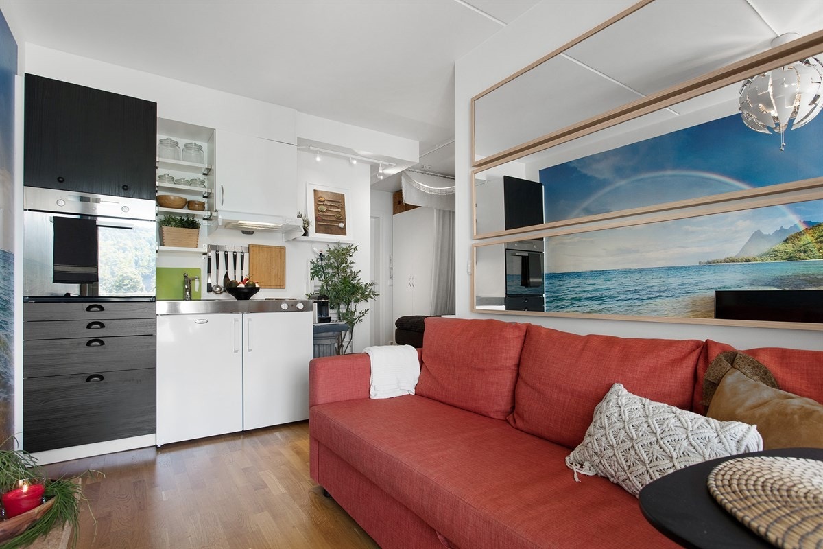 Stue II med kjøkken med kjøleskap, fryseboks, komfyr og platetopp. Galleribilde