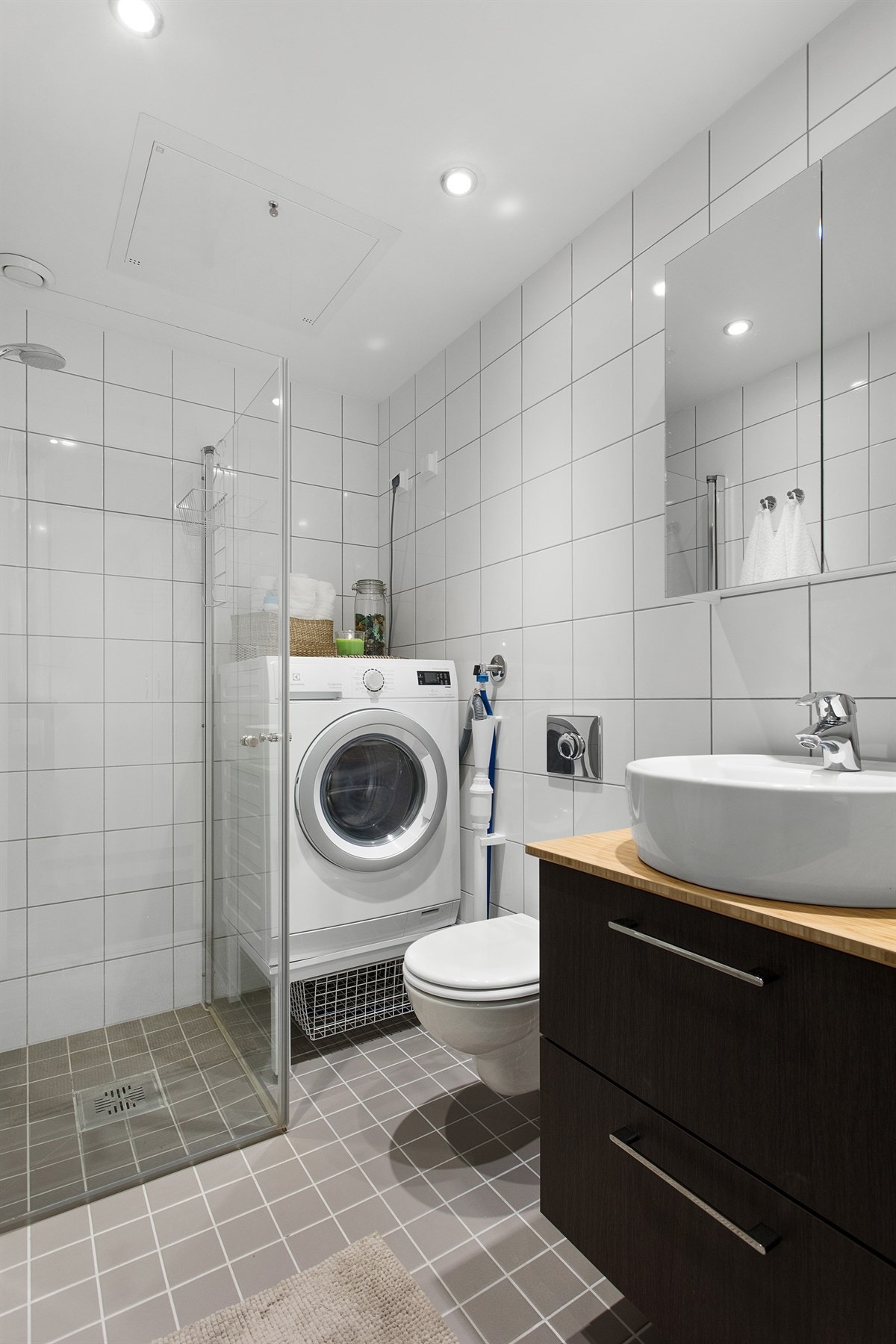 BAD II. Det er også på dette badet varme i gulvet og downlights i taket. Galleribilde