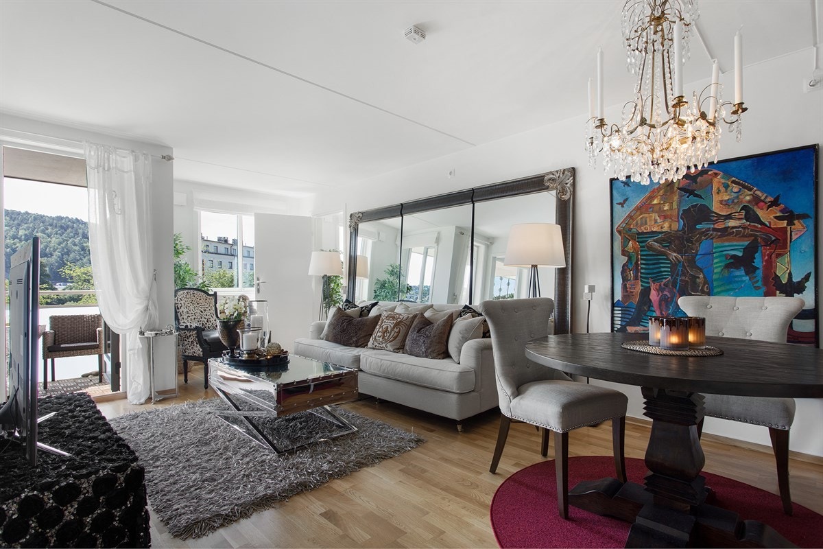 God plass til både spiseplass og sofa med medieløsning. Galleribilde