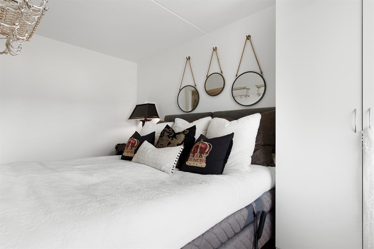 Hovedsoverommet er i dag innredet med 180 cm seng. Galleribilde