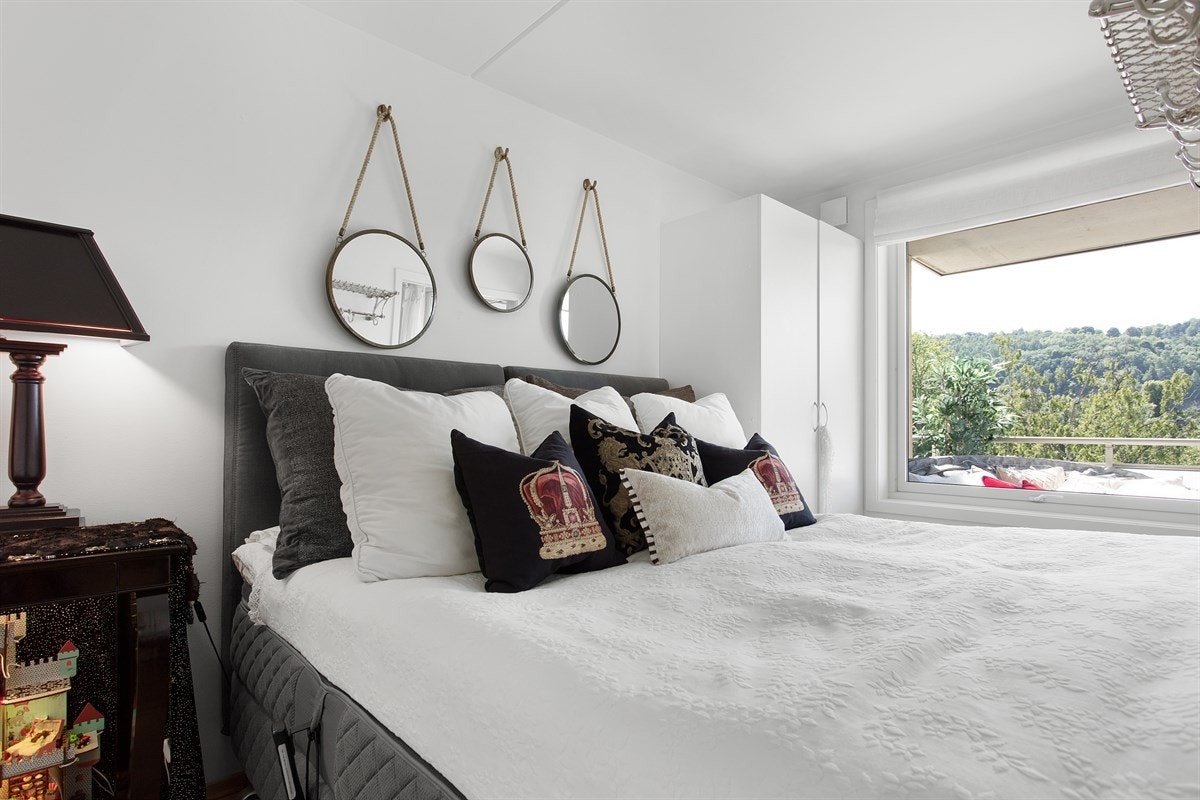 Rommet har fin og grønn utsikt mot Ekebergåsen. Galleribilde