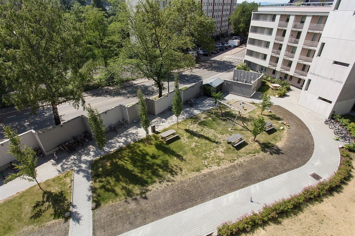 Utsikt ned mot sameiets fellesareal. Galleribilde