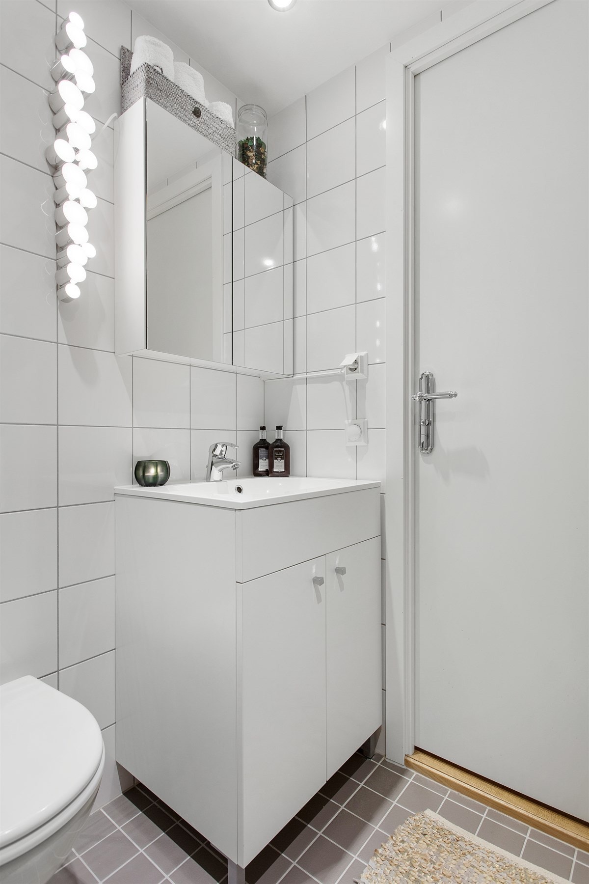 Det er varme i gulvet og downlights i taket. Galleribilde