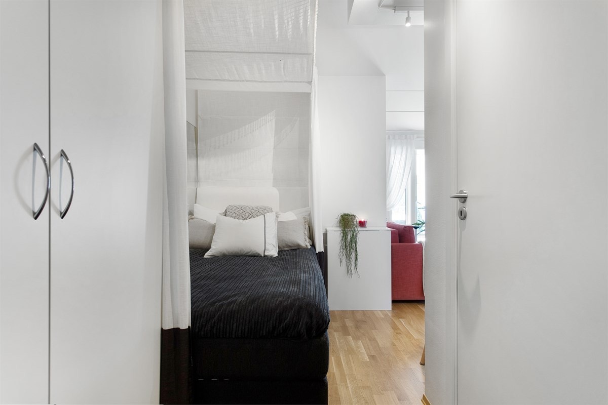 Rikelig med oppbevaringsplass i inngangspartiet til tilleggsdel. Galleribilde