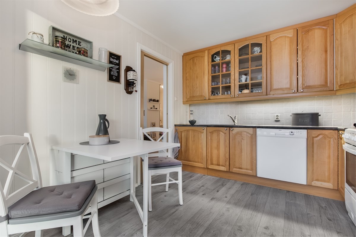 Kjøkkenet har en solid innredning med svært lite bruksmerker og slitasje. Kjøkkenet ble oppusset i 2006. Galleribilde