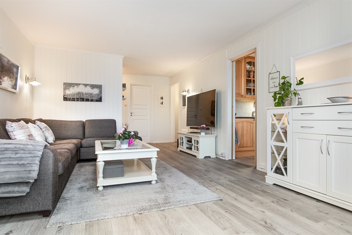 Videre har du stuen. Det er gjennomgående gulv på stue, kjøkken og gang. Galleribilde