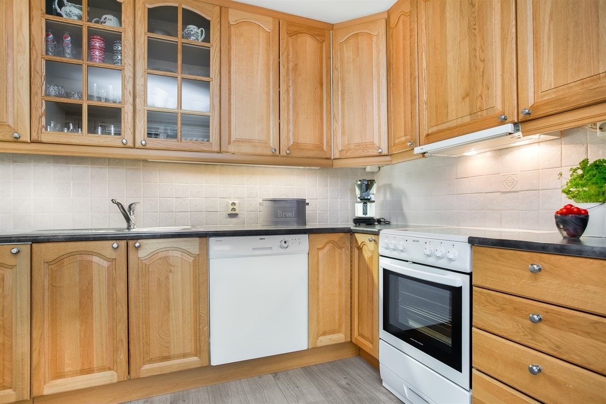 Innredningen er profilert eik med over og underskap. Komfyr og oppvaskmaskin medfølger handelen. Galleribilde