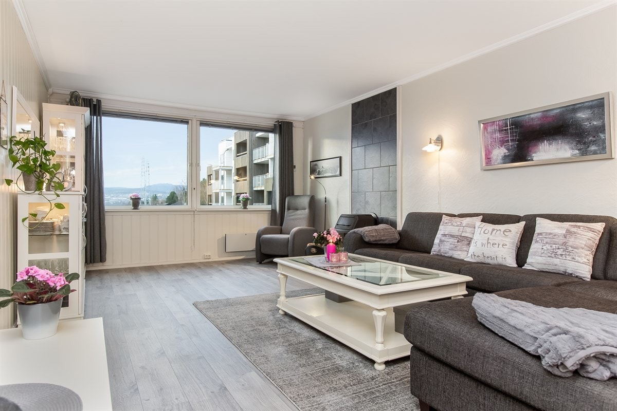 Stuens størrelse er hele 29m² med gangen. De store vindusflatene bidrar til rikelig naturlig lysinnslipp Galleribilde