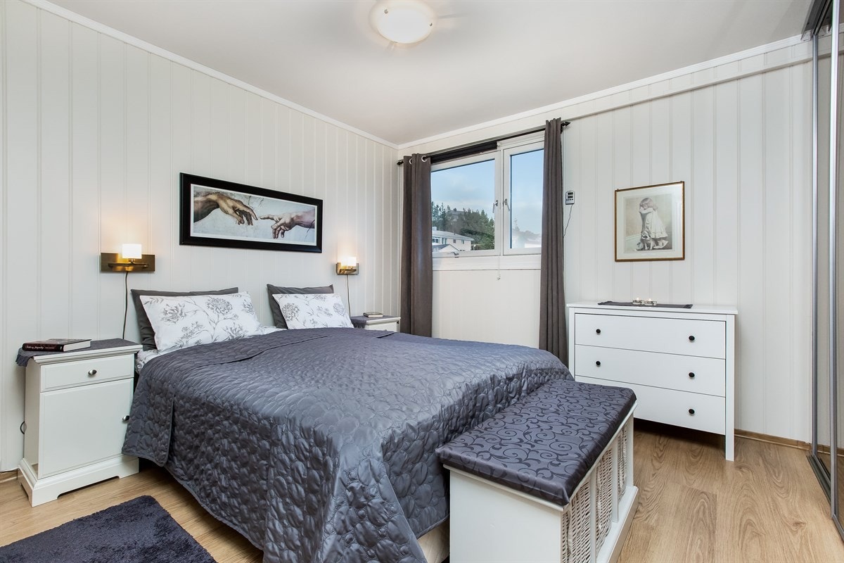 Hovedsoverommet er på ca. 12m² og har en stor skyvedørsgarderobe installert. Garderoben har speilfronter og innredning. Vinduet vender mot blokkens bakside. Galleribilde