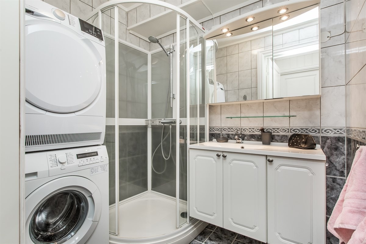 Baderommet ble oppusset i 2006. Rommet er flislagt med varmekabler i gulv og har opplegg for vaskemaskin, servant med underskap og dusjkabinett. Toalett og baderom er adskilt. Galleribilde