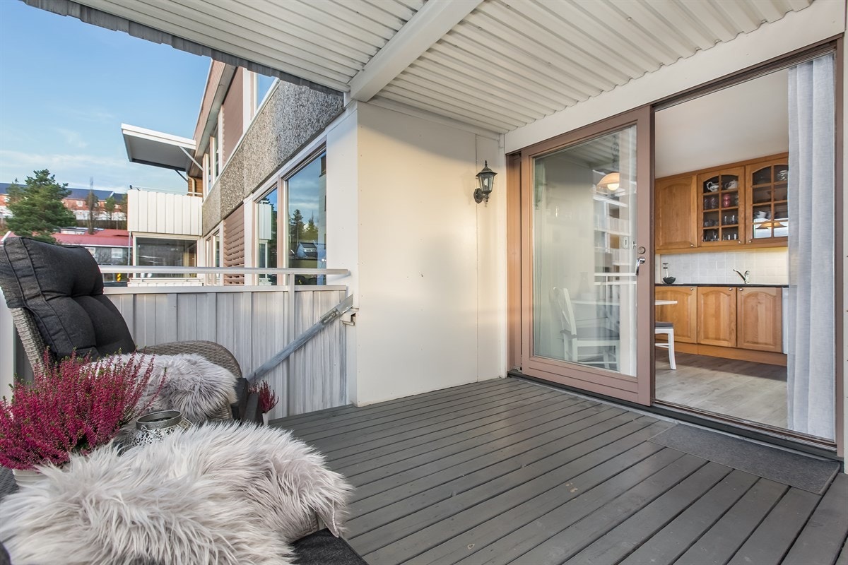 Verandaen har god plass for sittegruppe og grill. Galleribilde