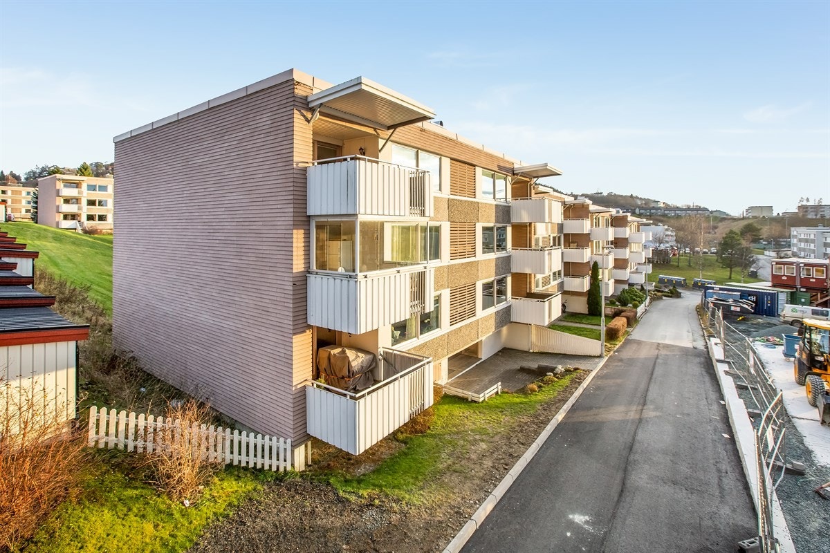 Beliggenheten i 2. etasje gir god oversikt over området og får svært lite innsyn i leiligheten. Etter byggeperioden ved Othilies Hage blir området ferdigstilt med gressplen og friareal. Galleribilde