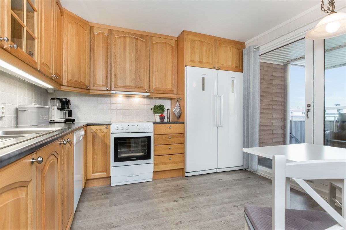 Fra kjøkkenet er det direkte utgang til egen veranda. Galleribilde