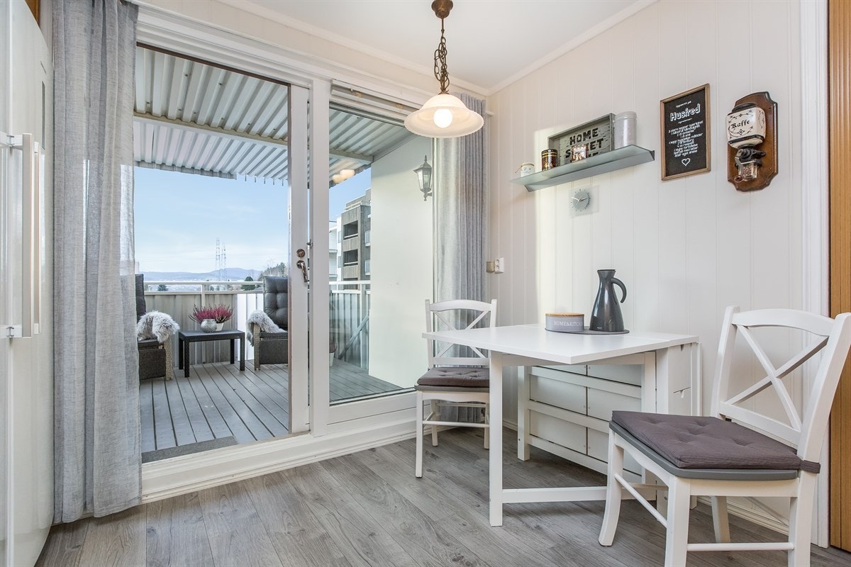 Det er god plass for kjøkkenbordet på det 10m² store kjøkkenet. Galleribilde