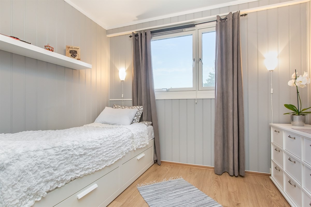 Soverommene ligger vegg i vegg med hverandre og dette er ca. 9 m². Også her er det skyvedørsgarderobe med innredning. Galleribilde