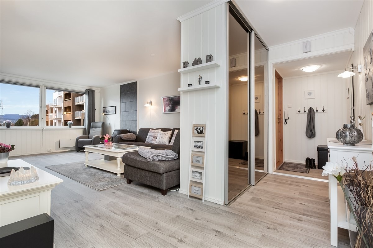 Fra felles trappeløp ankommer du leilighetens entré og gang. Her er det mye oppbevaringsplass i den romslige skyvedørsgarderoben. Galleribilde