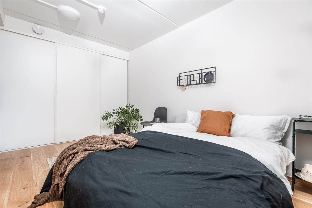 Skyvedørsgarderobe på soverom for rikelig med oppbevaring