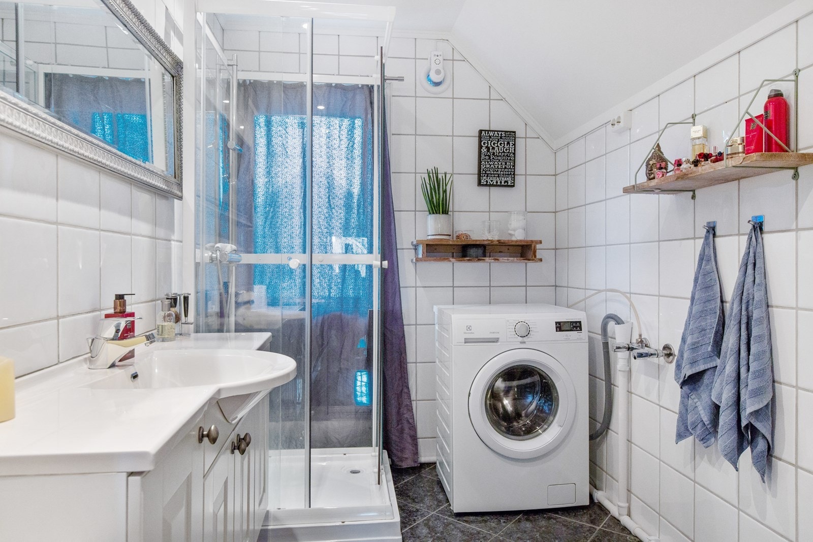 Flislagt bad i 2 etasje, varmekabler. Galleribilde