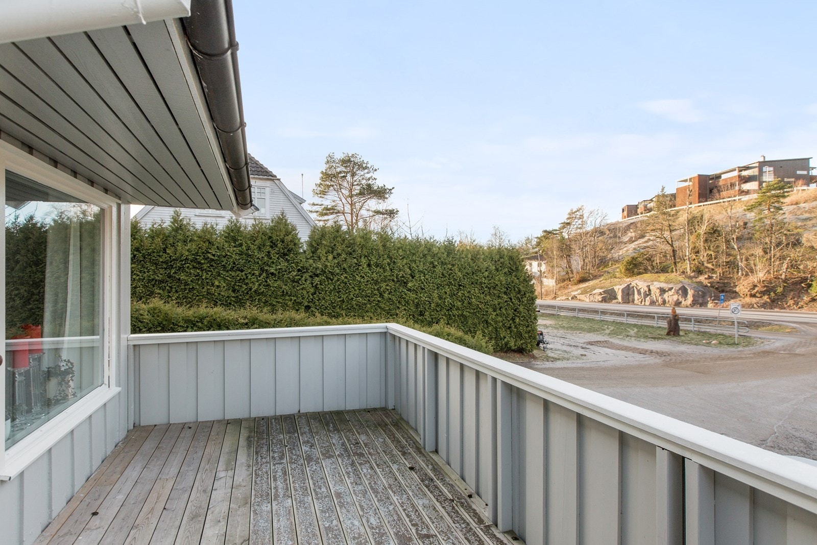 Stor vestvendt terrasse i tre, utgang fra stue. Galleribilde