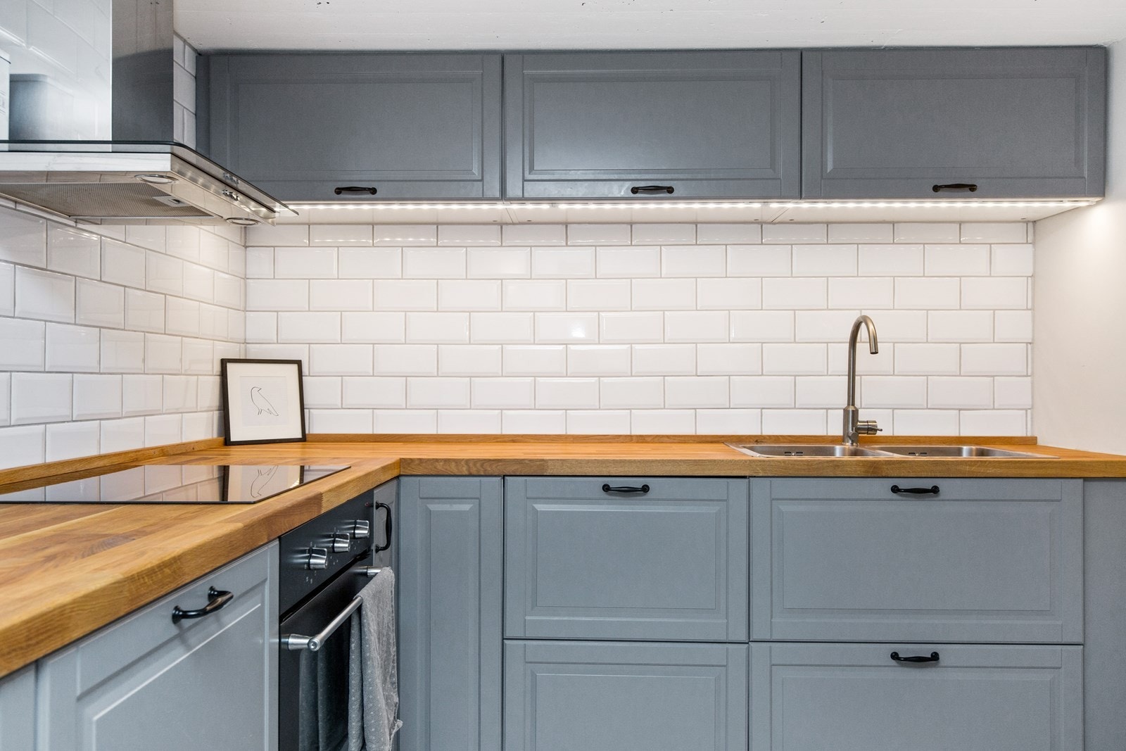 Kjøkken fra 2018. Fliser over benk. Galleribilde