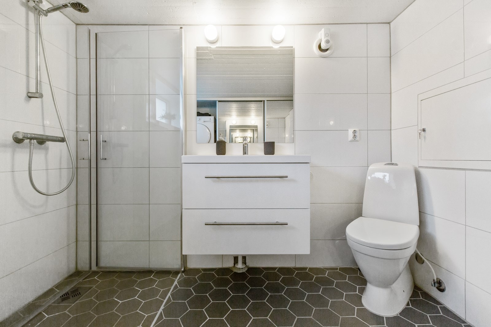 Tiltalende flislagt bad i underetasjen. Galleribilde