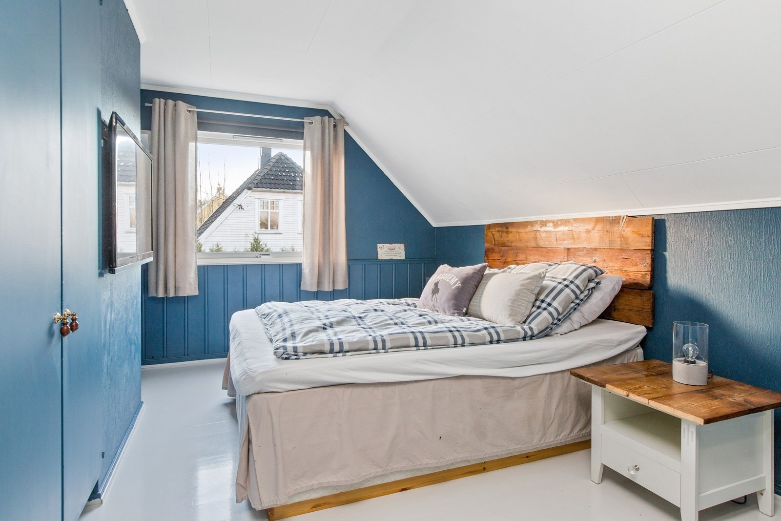 Soverom med garderobeskap. Galleribilde