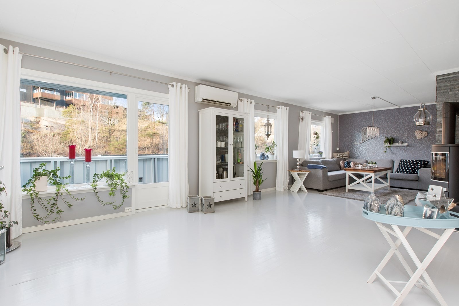 Romslig pen stue, store vinduer mot vest. Galleribilde