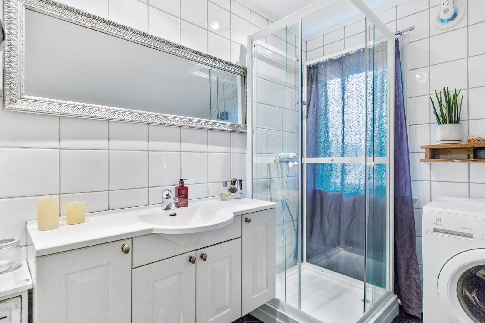 Bad, innredning med servant, toalett, dusjkabinett og el. vifte. Galleribilde