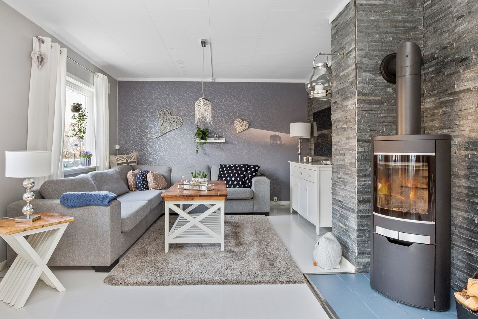 Stue i 1 etasje, nyere moderne peis ovn. Galleribilde