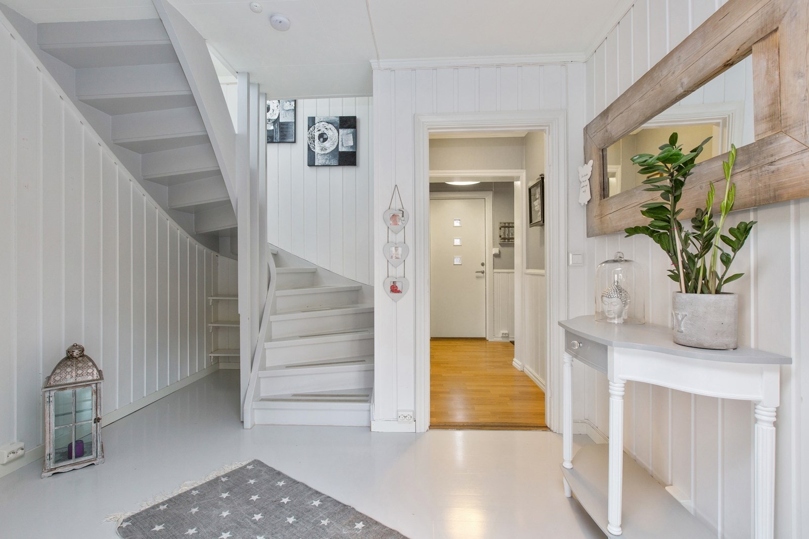 Entré, trapp til 2 etasje. Galleribilde