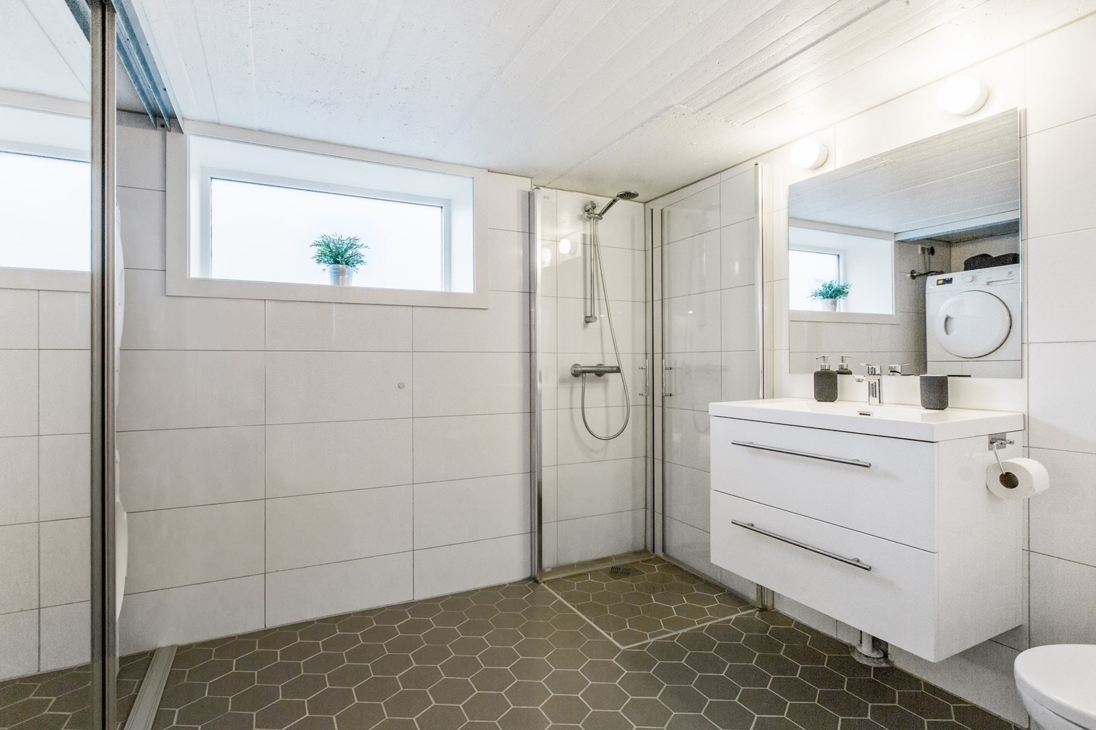 Bad i underetasje, flislagt. Nytt i 2017. Galleribilde